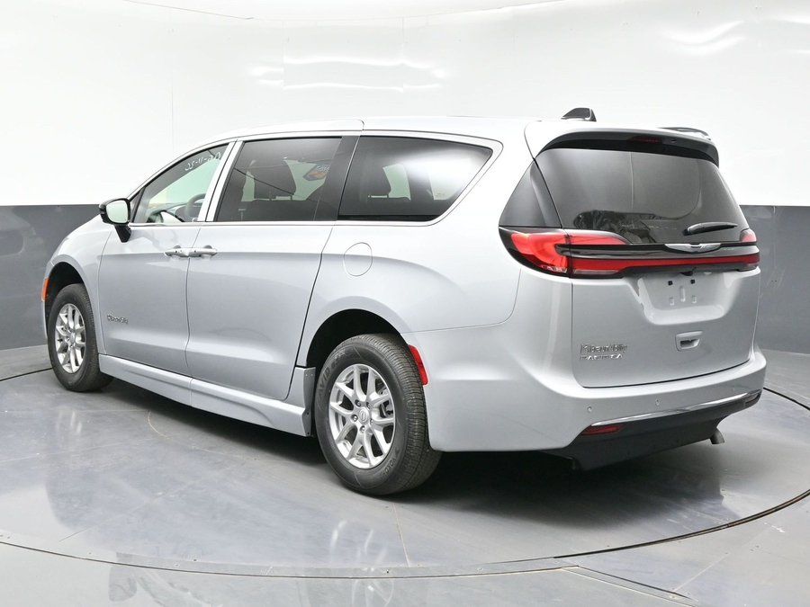 Silver Chrysler Pacifica image number 7