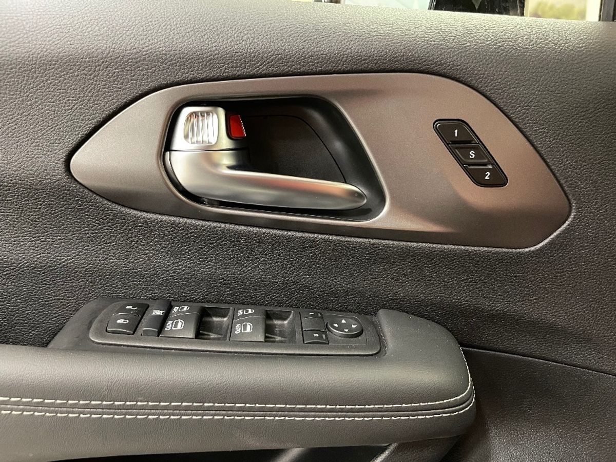 Black Chrysler Pacifica image number 17