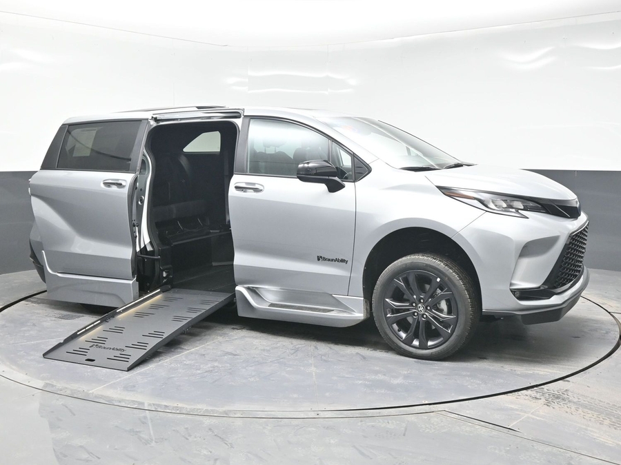 New 2025 Toyota Sienna Hybrid XSE Sport - BraunAbility Side Entry Entry Fold Out Automatic Ramp