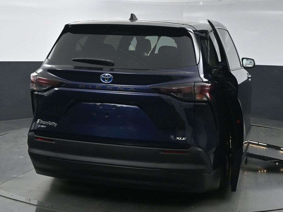New 2025 Toyota Sienna Hybrid XLE Base - BraunAbility Side Entry Entry Fold Out Automatic Ramp