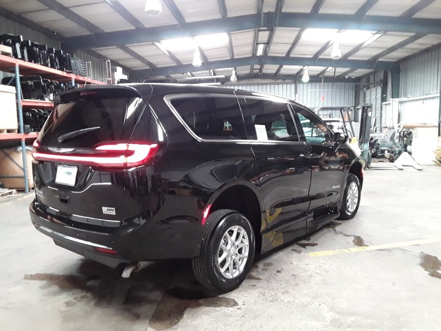 Black Chrysler Pacifica image number 6