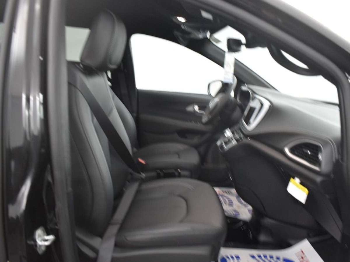 Black Chrysler Pacifica image number 8