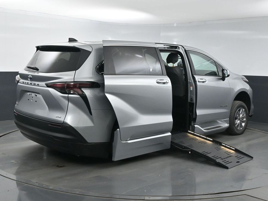 New 2025 Toyota Sienna Hybrid XLE Base - BraunAbility Side Entry Entry Fold Out Automatic Ramp