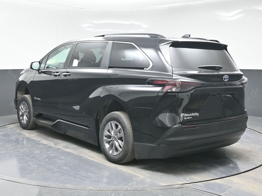 Imagen de la Toyota Sienna negra número 6