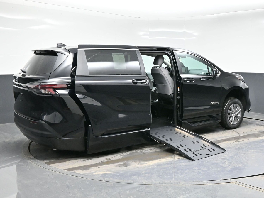 Black Toyota Sienna image number 6