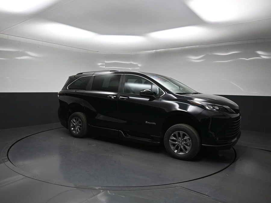 Black Toyota Sienna image number 17