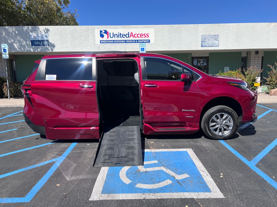 Used 2021 Toyota Sienna Hybrid XLE Plus - BraunAbility Side Entry Fold Out Automatic Ramp