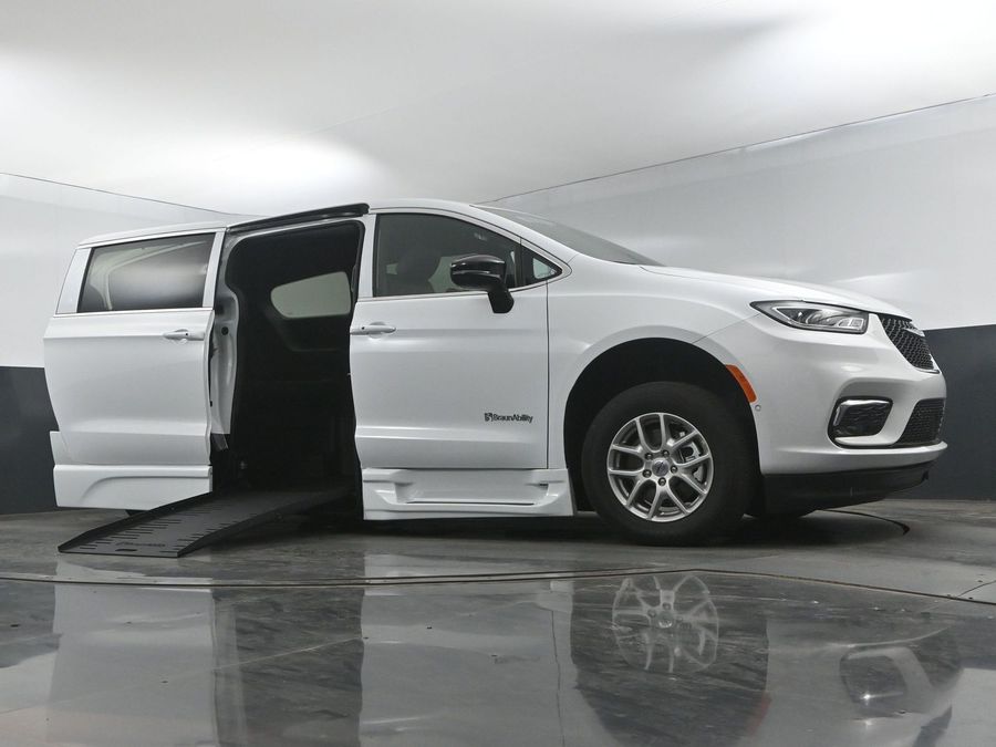 New 2025 Chrysler Pacifica Select Safety - BraunAbility Side Entry Entry Fold Out Automatic Ramp