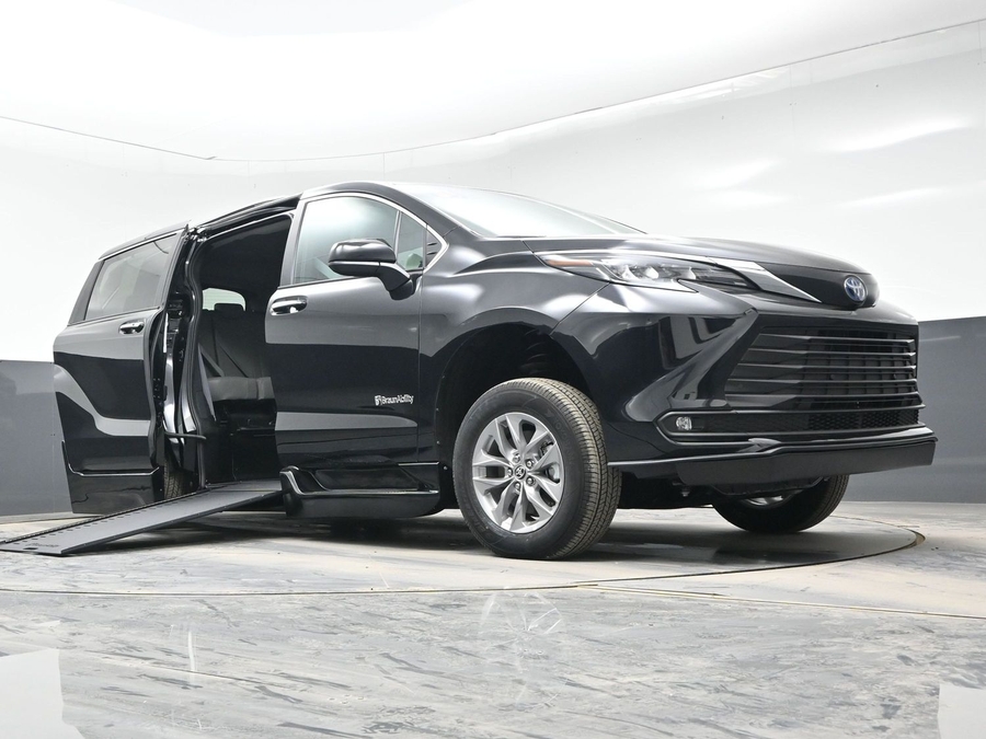 Black Toyota Sienna image number 18