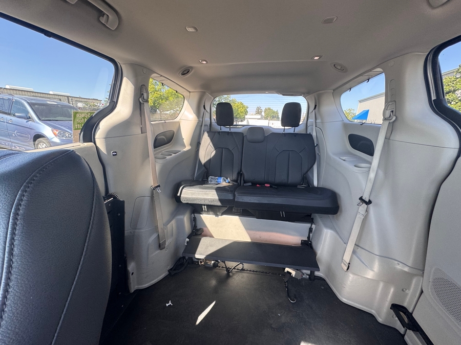 Silver Chrysler Pacifica image number 4