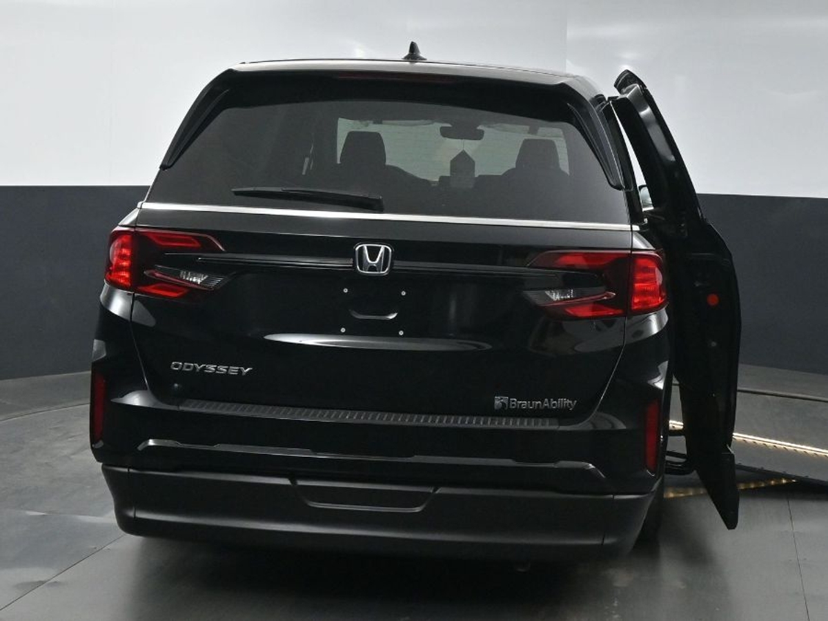 Black Honda Odyssey image number 4