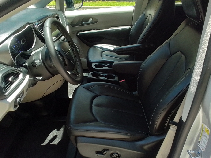 Silver Chrysler Pacifica image number 6