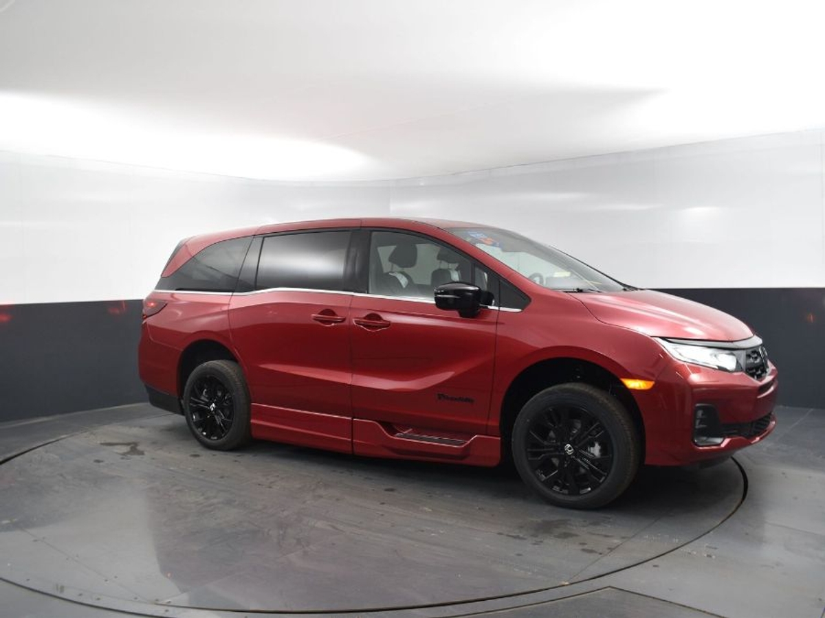 Red Honda Odyssey image number 16