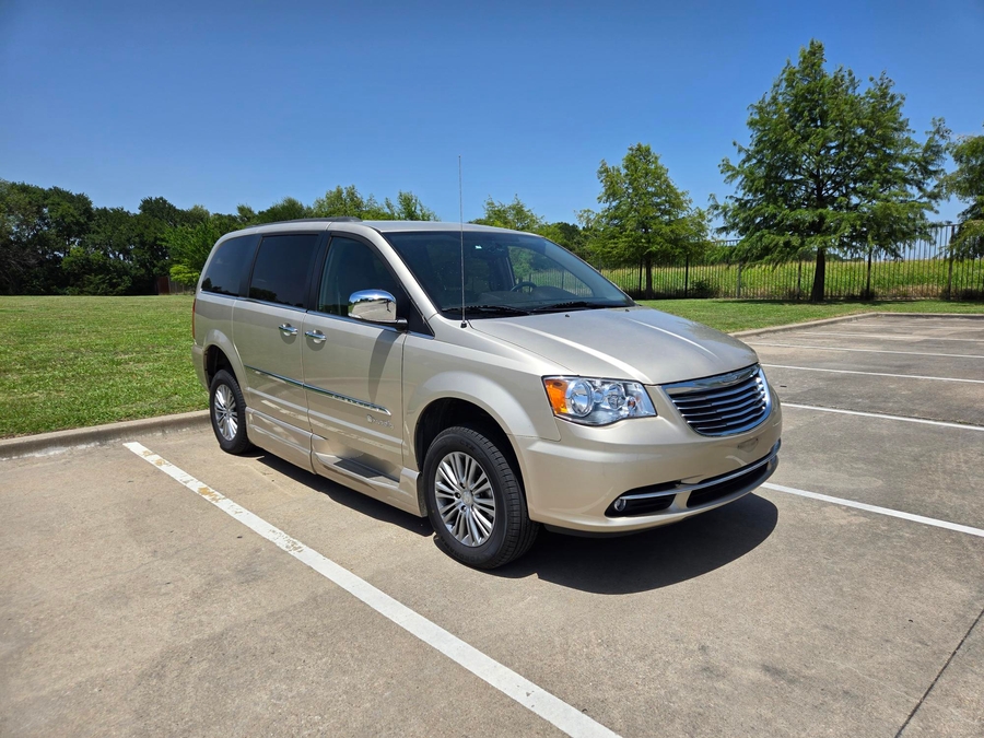 Used 2014 Chrysler Town and Country Touring-L - BraunAbility Side Entry Fold Out Automatic Ramp
