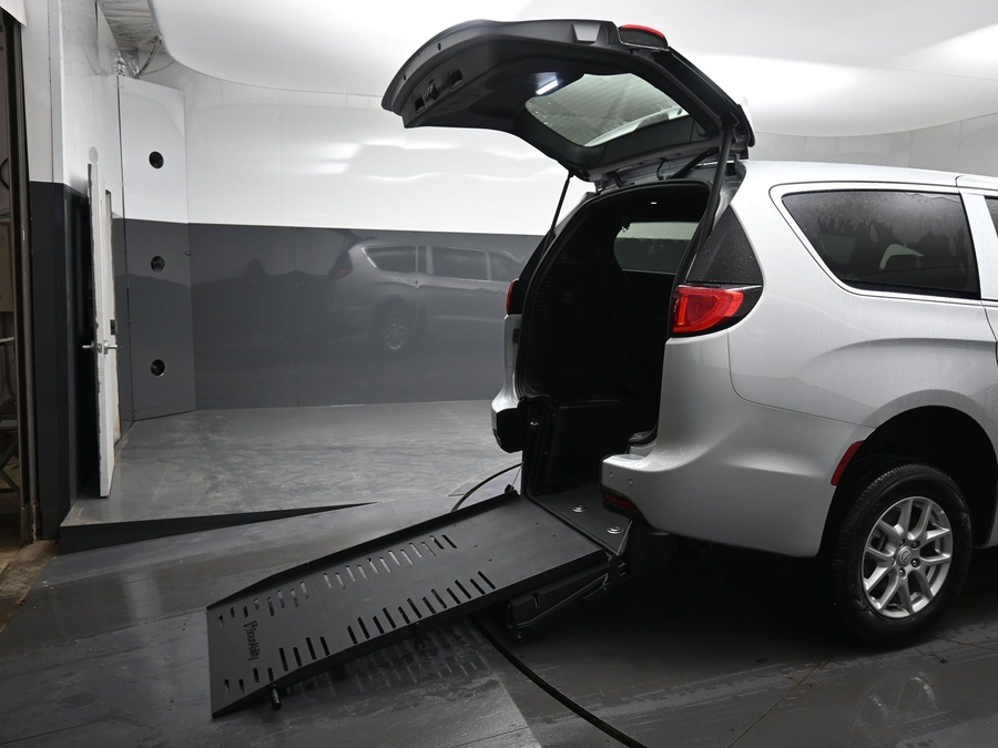 Silver Chrysler Voyager image number 13