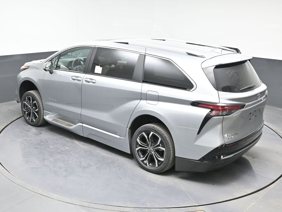 New 2025 Toyota Sienna Hybrid Platinum - BraunAbility Side Entry Entry In Floor Automatic Ramp