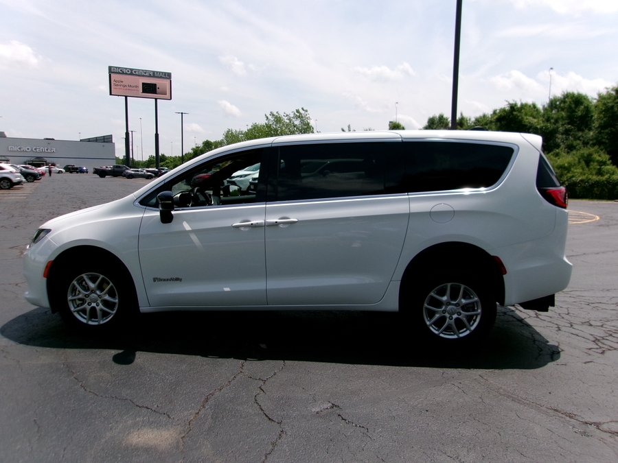 White Chrysler Voyager image number 17