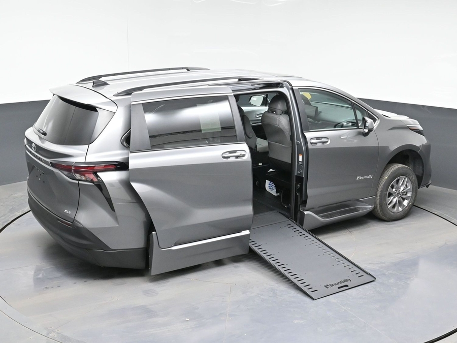 Grey Toyota Sienna image number 7