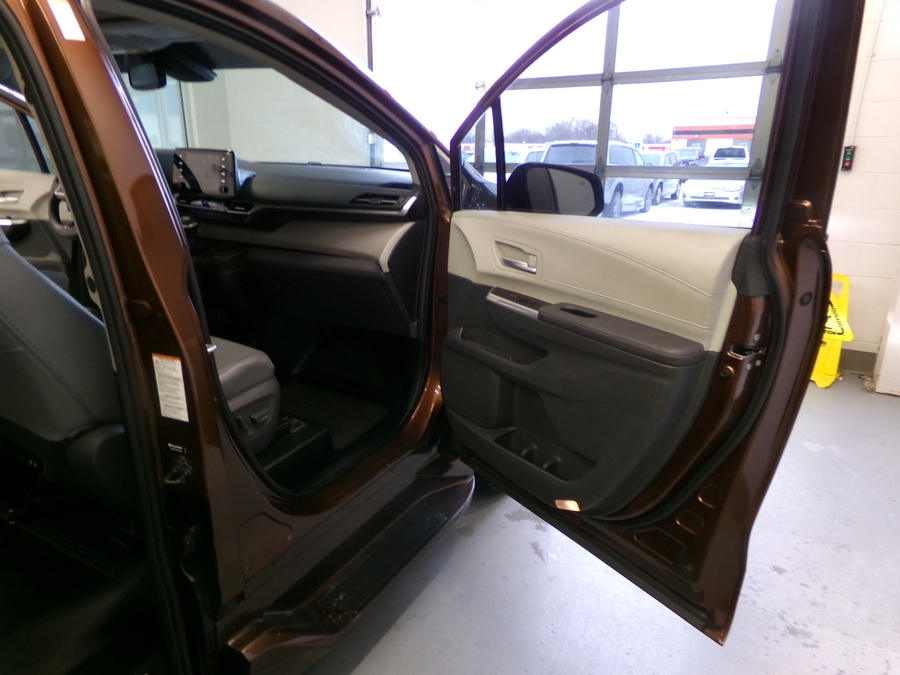 Orange Toyota Sienna image number 16