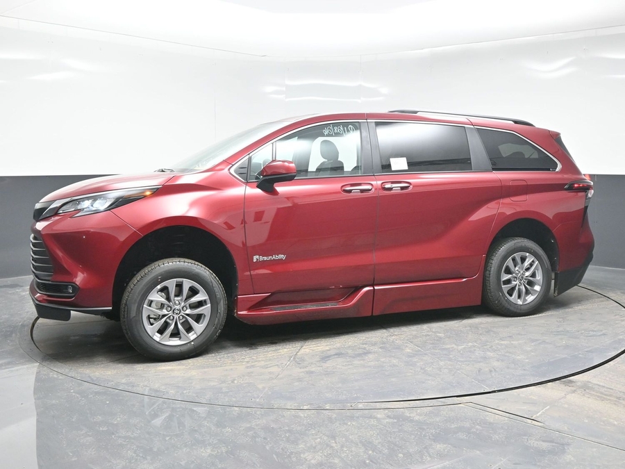 New 2025 Toyota Sienna Hybrid XLE Plus - BraunAbility Side Entry Entry Fold Out Automatic Ramp