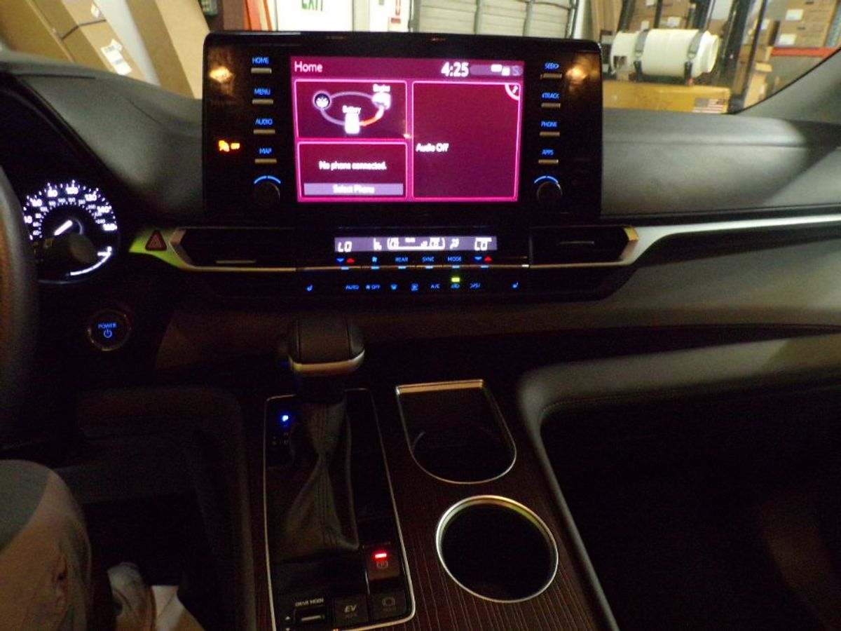 Silver Toyota Sienna image number 5