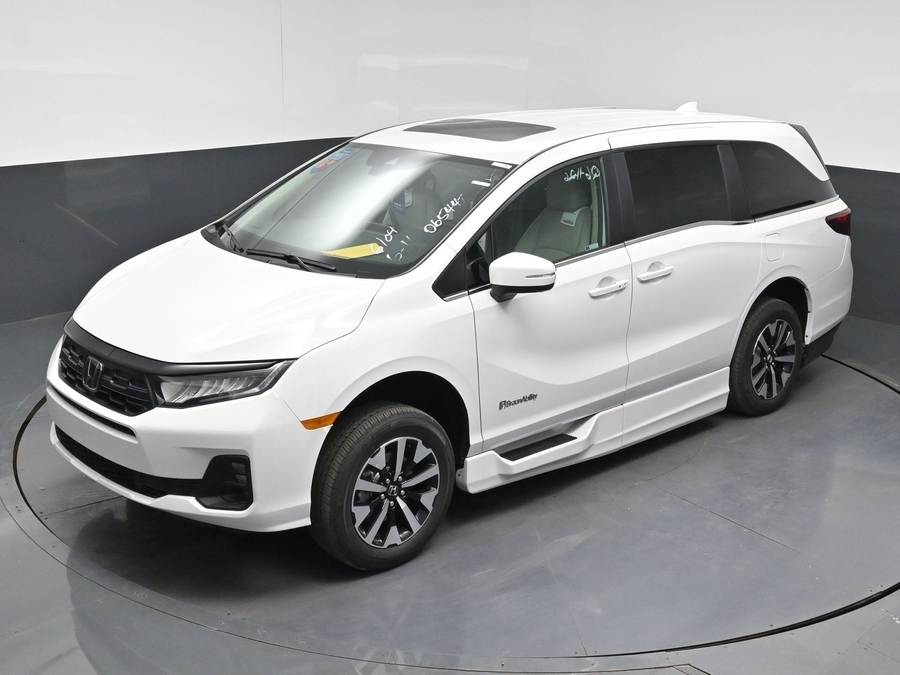 White Honda Odyssey image number 16