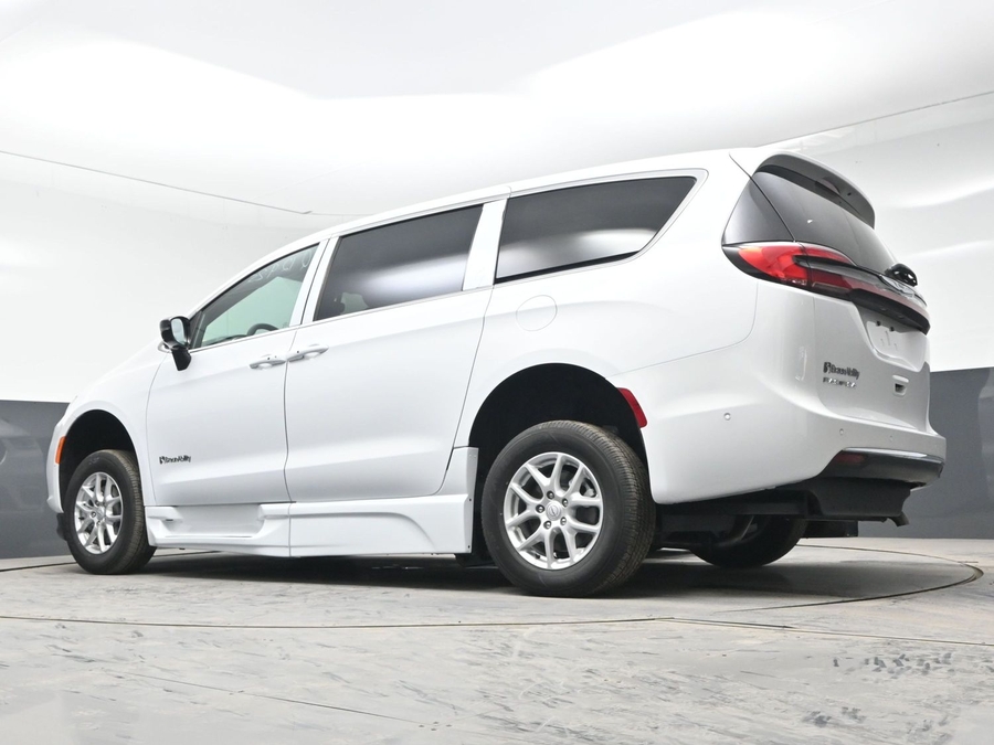 New 2025 Chrysler Pacifica Select Plus - BraunAbility Side Entry Entry In Floor Automatic Ramp