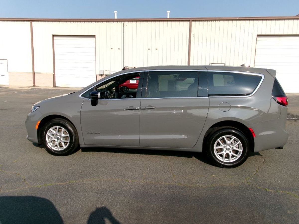 Grey Chrysler Pacifica image number 4