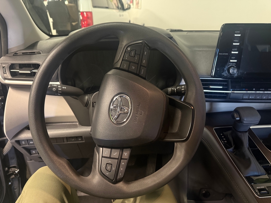 Imagen de la Toyota Sienna negra número 5