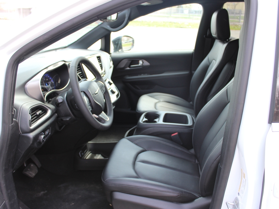 White Chrysler Pacifica image number 6