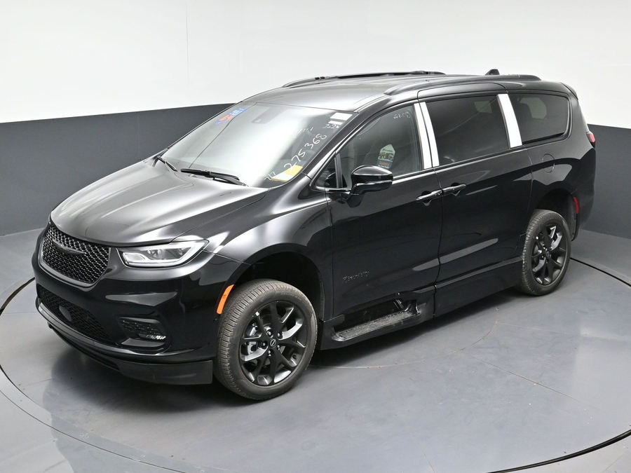 New 2026 Chrysler Pacifica Select Sport - BraunAbility Side Entry In Floor Automatic Ramp