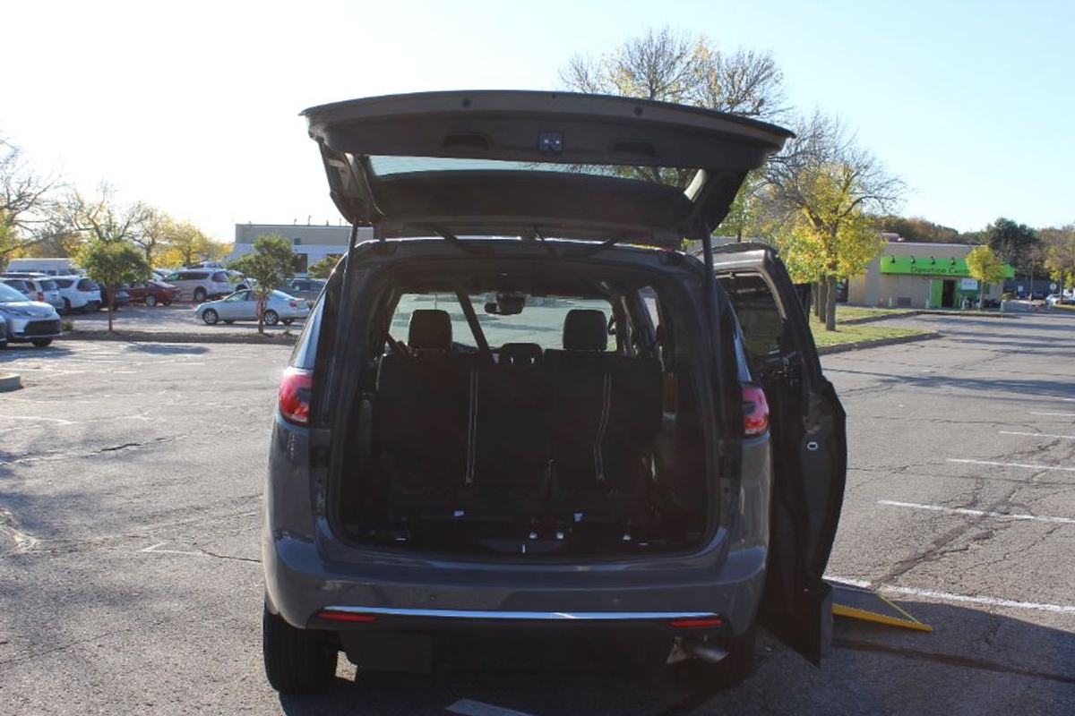 Grey Chrysler Pacifica image number 16