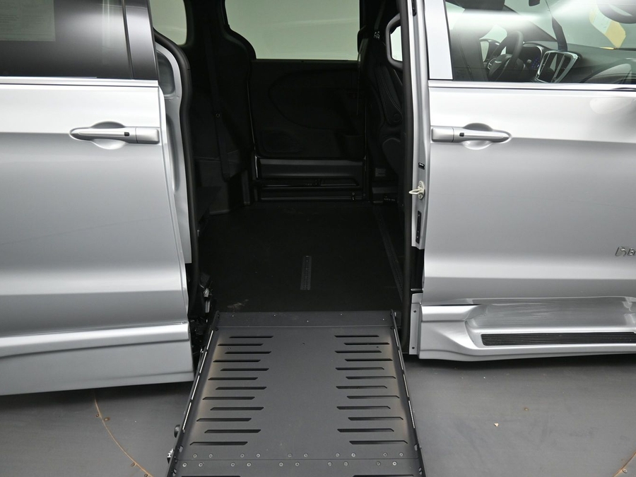 Silver Chrysler Pacifica image number 14