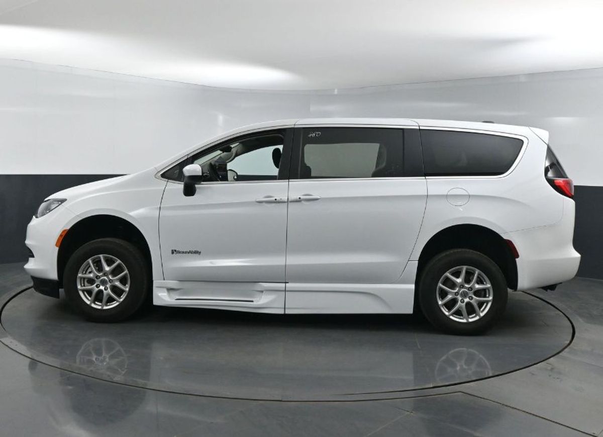 White Chrysler Voyager image number 3