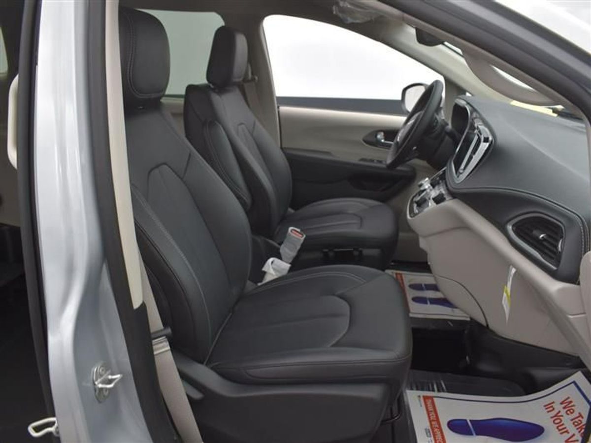 Silver Chrysler Pacifica image number 8