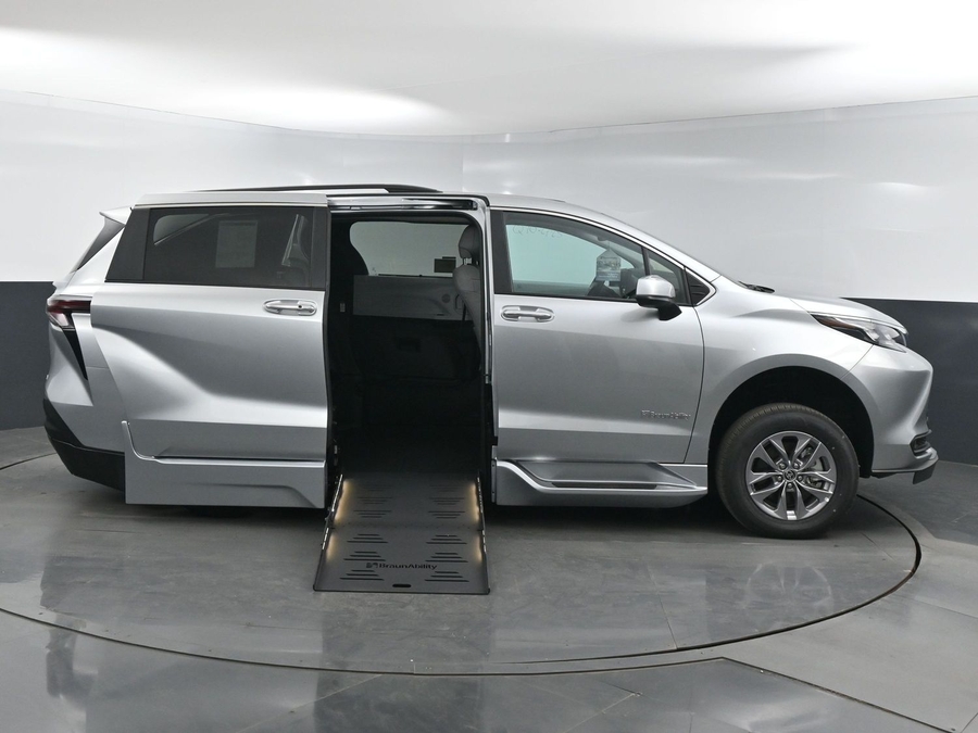 New 2025 Toyota Sienna Hybrid XLE Plus - BraunAbility Side Entry Entry Fold Out Automatic Ramp