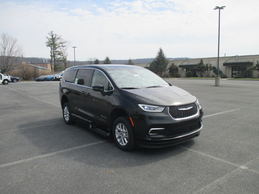 Black Chrysler Pacifica image number 7