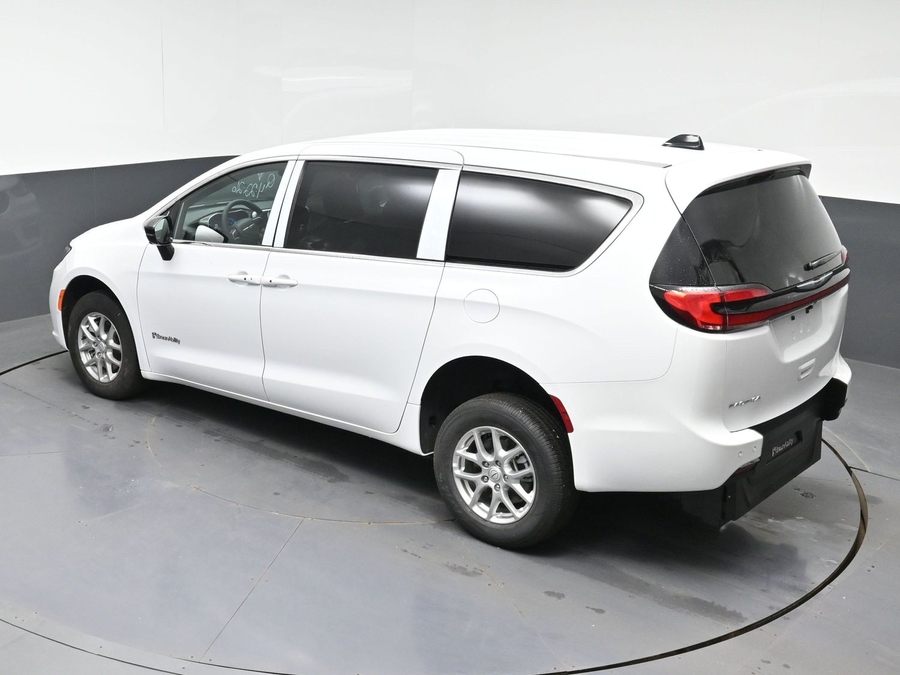 White Chrysler Pacifica image number 23