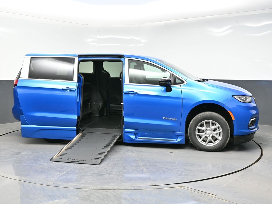 Blue Chrysler Pacifica image number 7