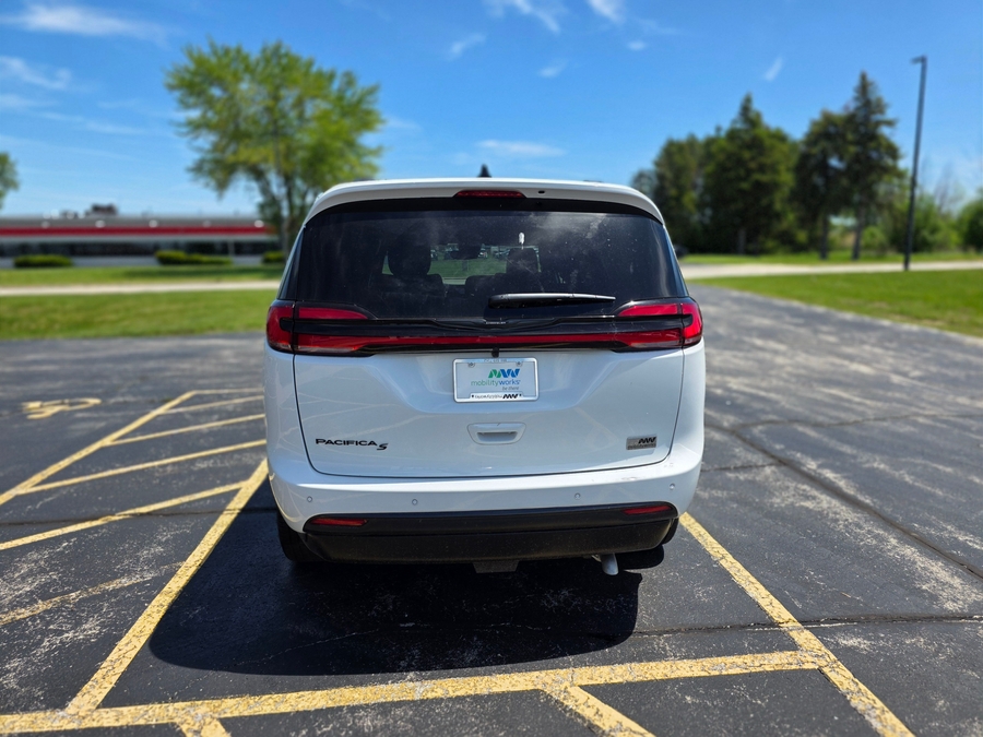 White Chrysler Pacifica image number 5