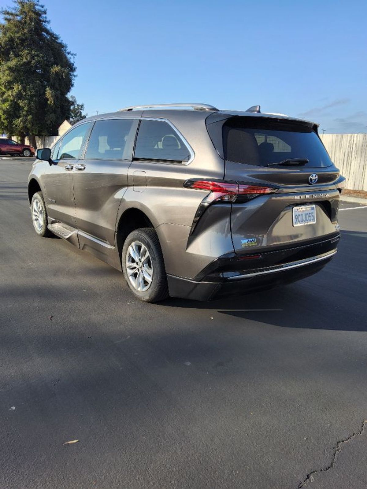 Grey Toyota Sienna image number 5