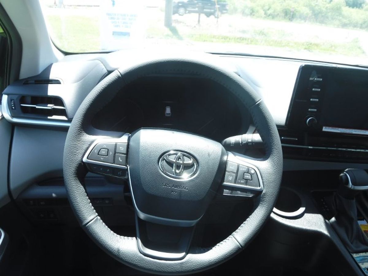Black Toyota Sienna image number 9
