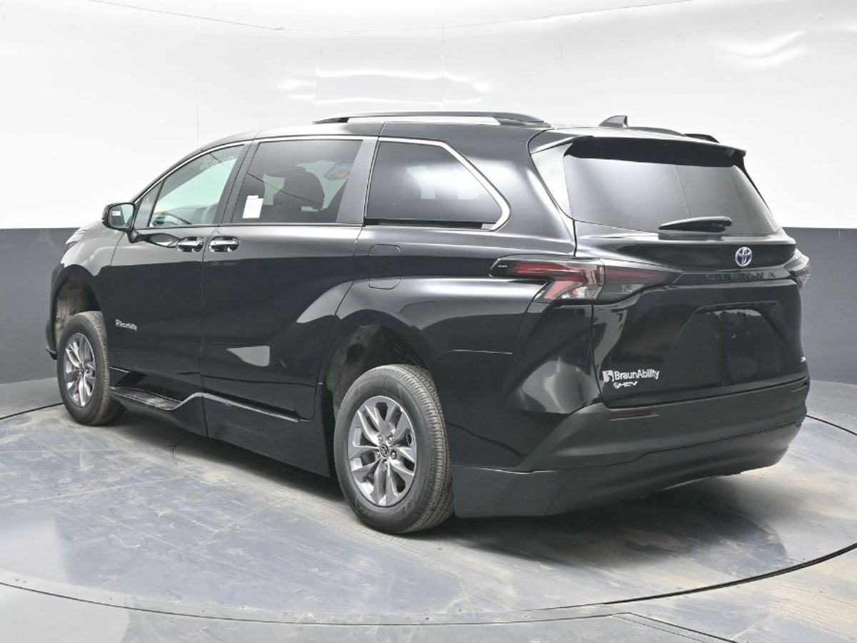 Black Toyota Sienna image number 4
