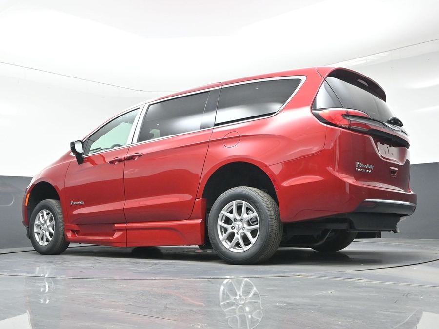 Red Chrysler Pacifica image number 17