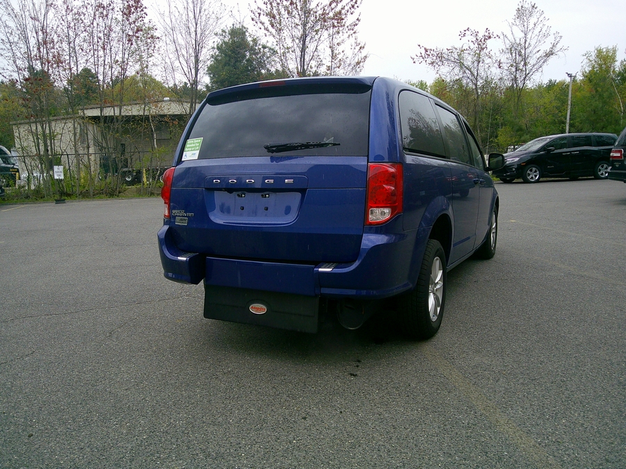 Blue Dodge Grand Caravan image number 4