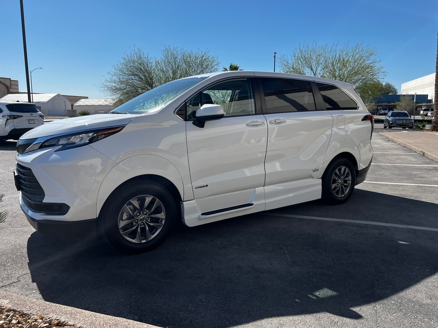 Used 2021 Toyota Sienna Hybrid LE - Vantage Mobility Commercial Side Entry Entry In Floor Manual Ramp