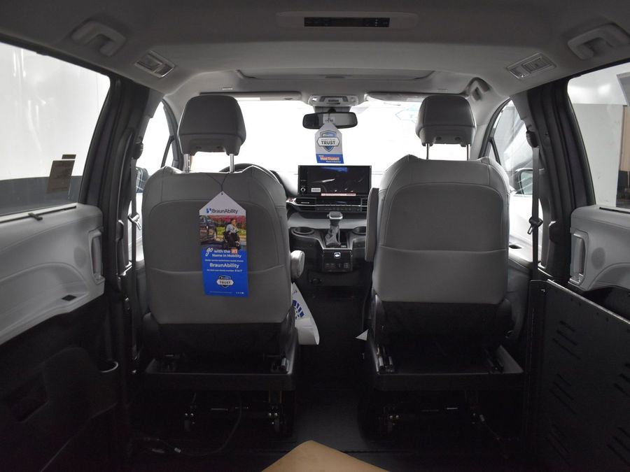 New 2025 Toyota Sienna Hybrid XLE Base - BraunAbility Side Entry Entry Fold Out Automatic Ramp