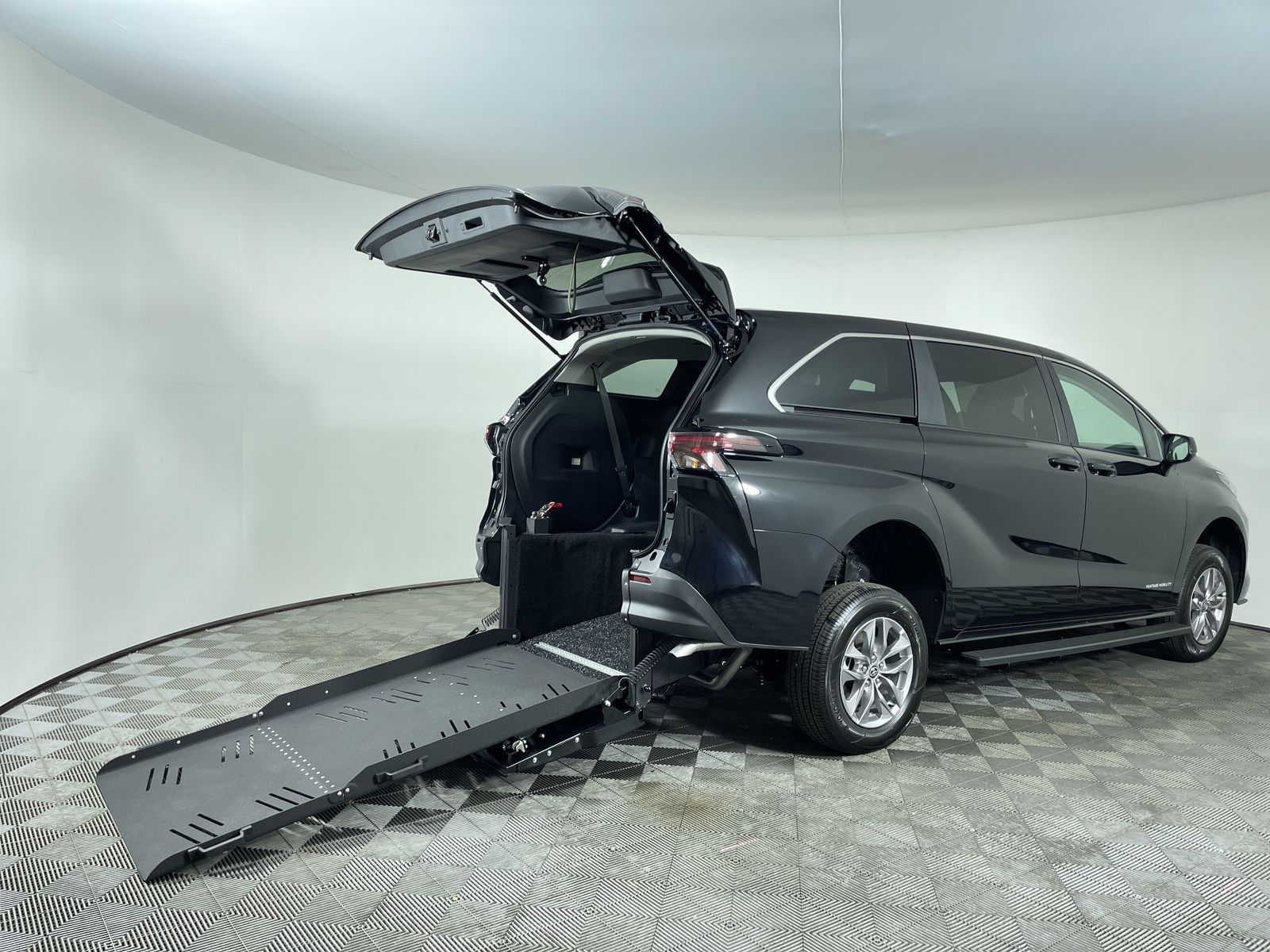 2025 Toyota Sienna FWD LE ST