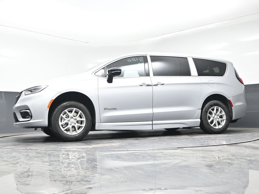 New 2026 Chrysler Pacifica Select Safety - BraunAbility Side Entry Entry Fold Out Automatic Ramp