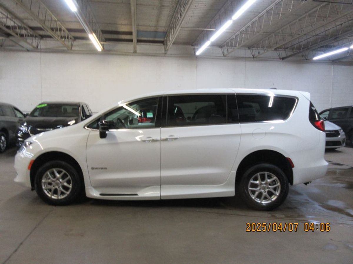 White Chrysler Voyager image number 8